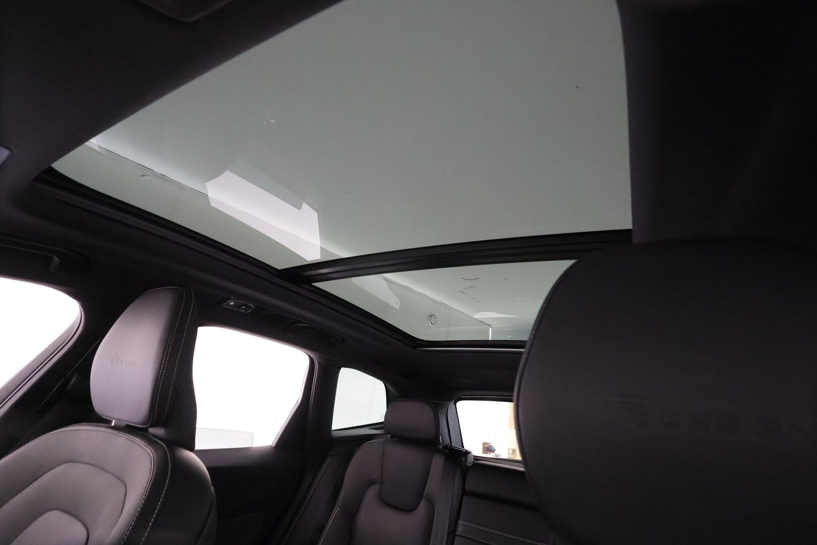 Volvo XC60 2020 T8 TwE AWD R-Design aut - | B&W | ACC | Webasto | Koukku | Panorama | Muistipenkki | Full-LED | P.kamera | Ratinlämmitys | Keyless | Apple&Android | 1.Om suomi-auto | Kahdet Renkaat |
