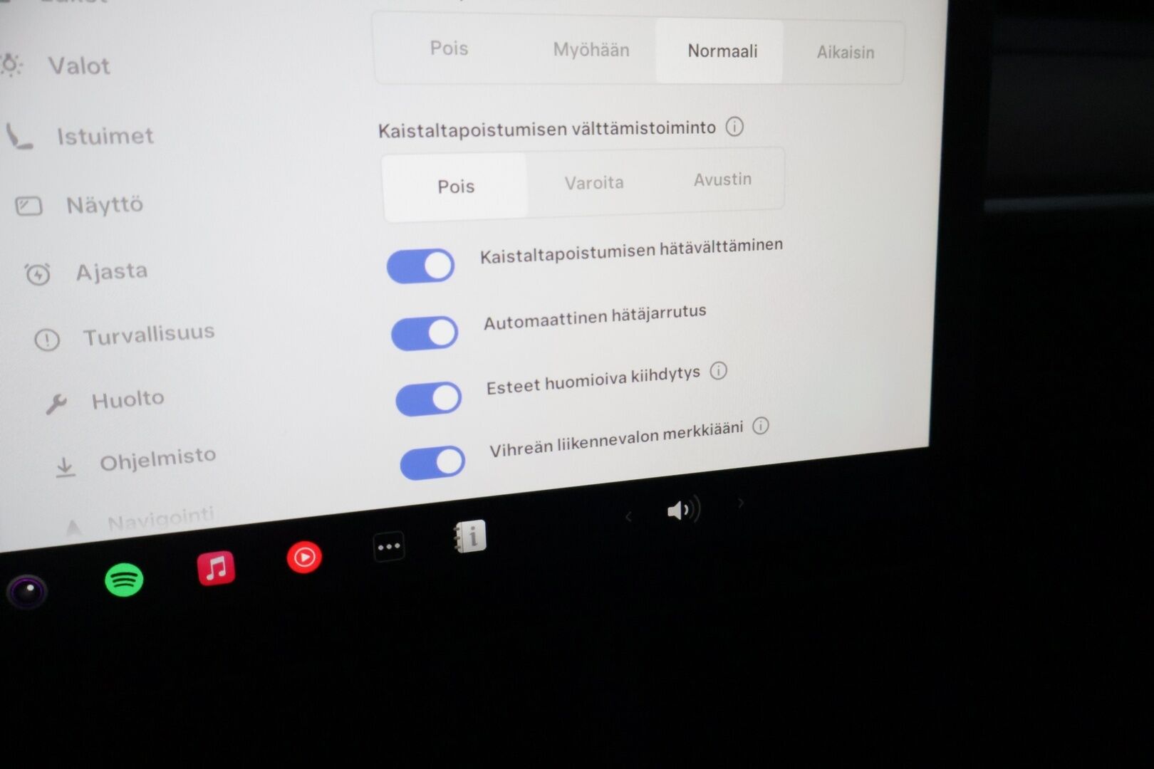 Tesla Model 3 2022 Long Range Dual Motor * Ilmalämpöpumppu / AMD Ryzen / Neliveto / 2x renkaat ja vanteet / Lämpöratti / Skähköpenkit * - * Dual Motor Long Range huippu kantamalla! / Uudemmalla AMD Ryzen prosessorilla / 2x renkaat ja vanteet / Neliveto / Hyvät varusteet *