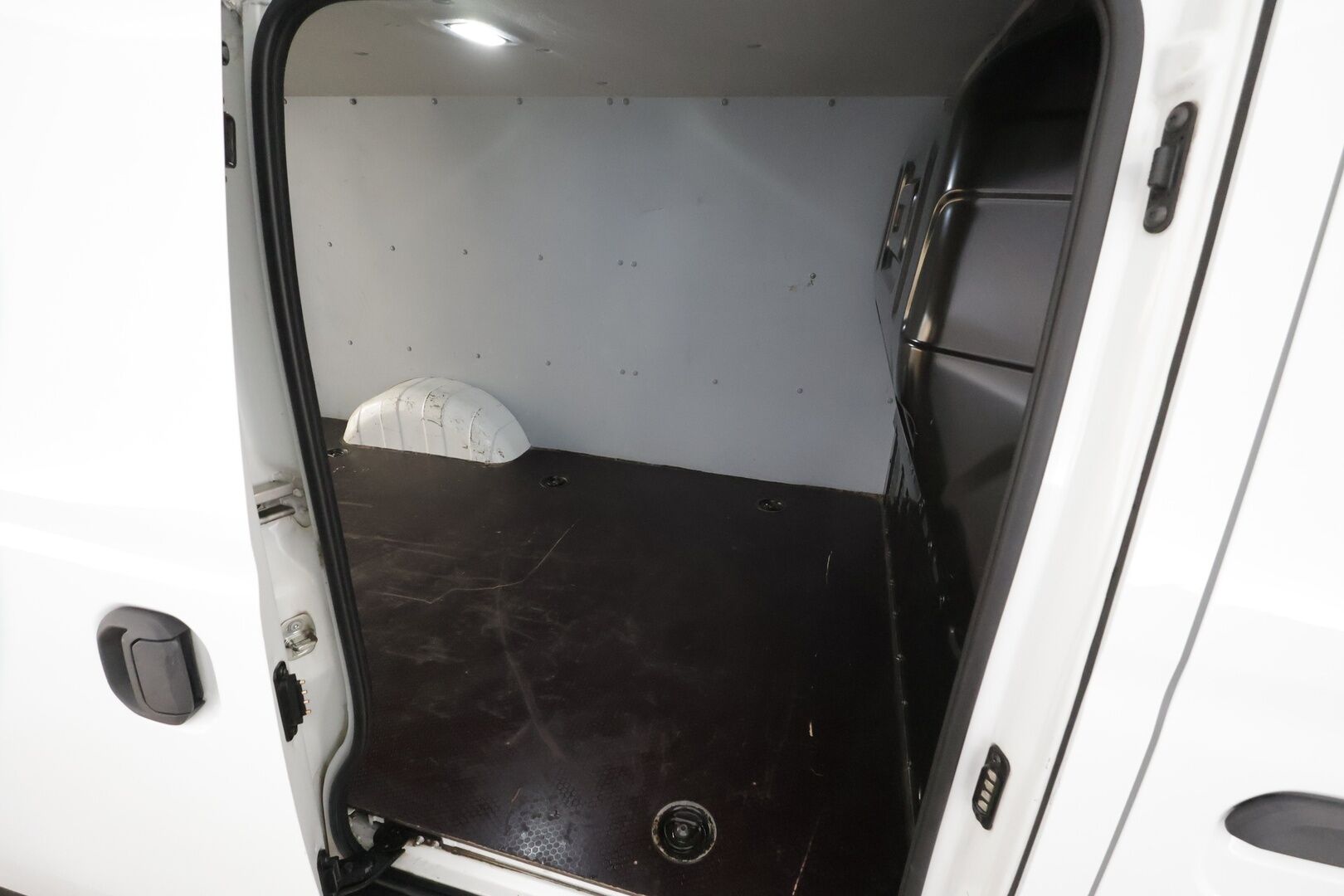 Maxus e-Deliver 3 2022 SWB 4,8m3 122 hv * Koukku / P.Kamera / Vakkari / Aut.Ilmastointi / AppleCarPlay * - Akku kuntotarkastettu / Kahdet renkaat aluvanteilla / 2x Latauskaapelit / 1-Om Suomi-auto / ALV