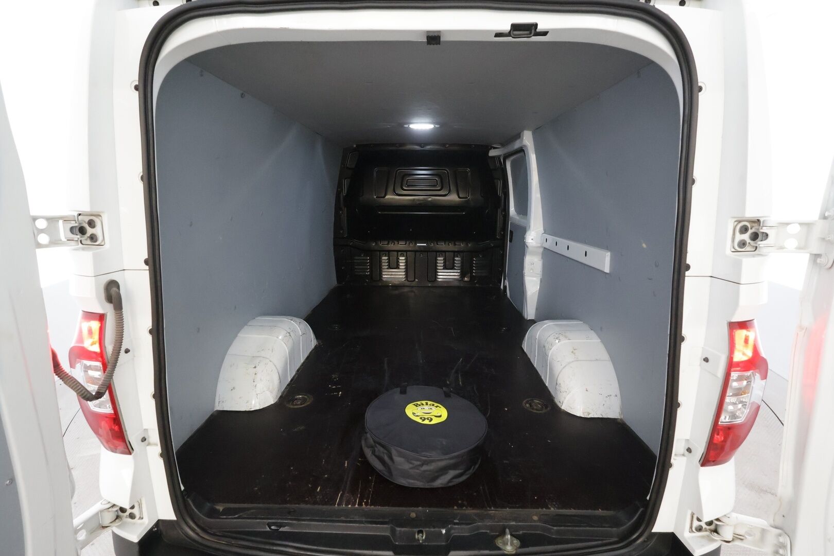 Maxus e-Deliver 3 2022 SWB 4,8m3 122 hv * Koukku / P.Kamera / Vakkari / Aut.Ilmastointi / AppleCarPlay * - Akku kuntotarkastettu / Kahdet renkaat aluvanteilla / 2x Latauskaapelit / 1-Om Suomi-auto / ALV