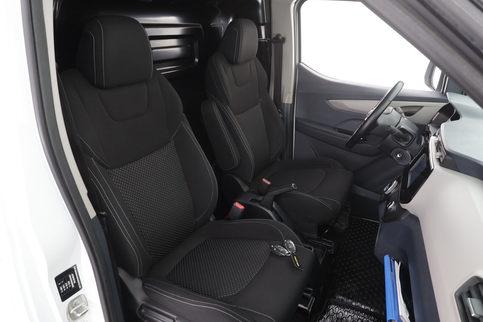 Maxus e-Deliver 3 2022 SWB 4,8m3 122 hv * Koukku / P.Kamera / Vakkari / Aut.Ilmastointi / AppleCarPlay * - Akku kuntotarkastettu / Kahdet renkaat aluvanteilla / 2x Latauskaapelit / 1-Om Suomi-auto / ALV