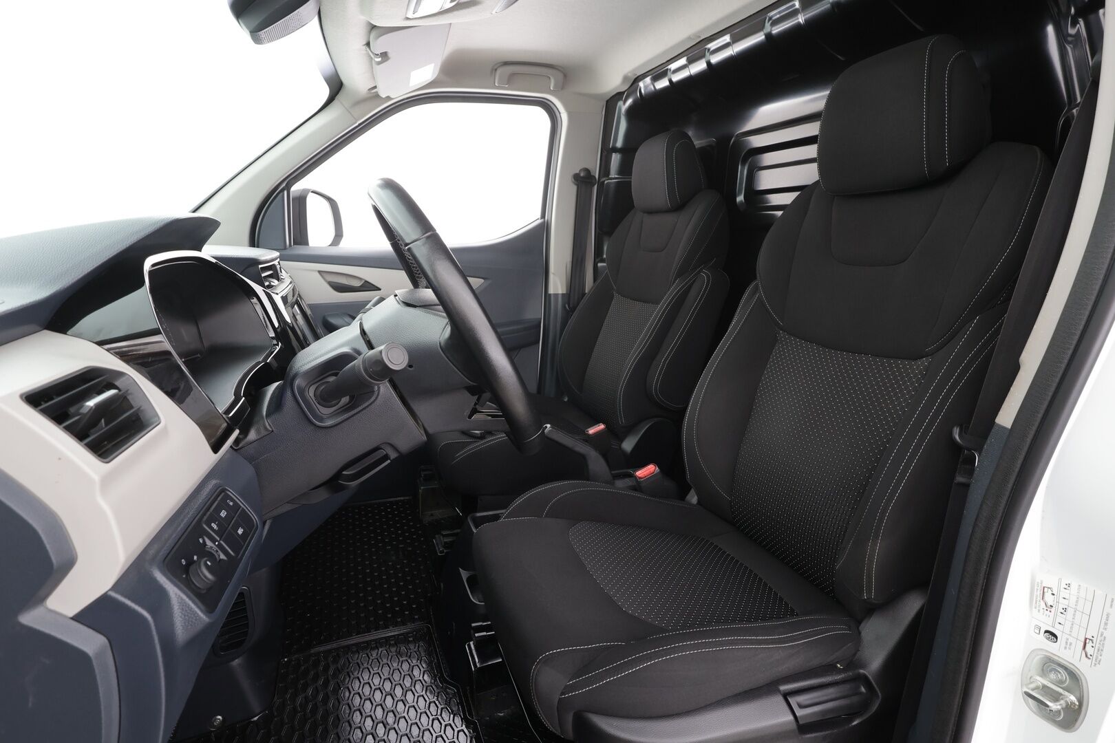 Maxus e-Deliver 3 2022 SWB 4,8m3 122 hv * Koukku / P.Kamera / Vakkari / Aut.Ilmastointi / AppleCarPlay * - Akku kuntotarkastettu / Kahdet renkaat aluvanteilla / 2x Latauskaapelit / 1-Om Suomi-auto / ALV