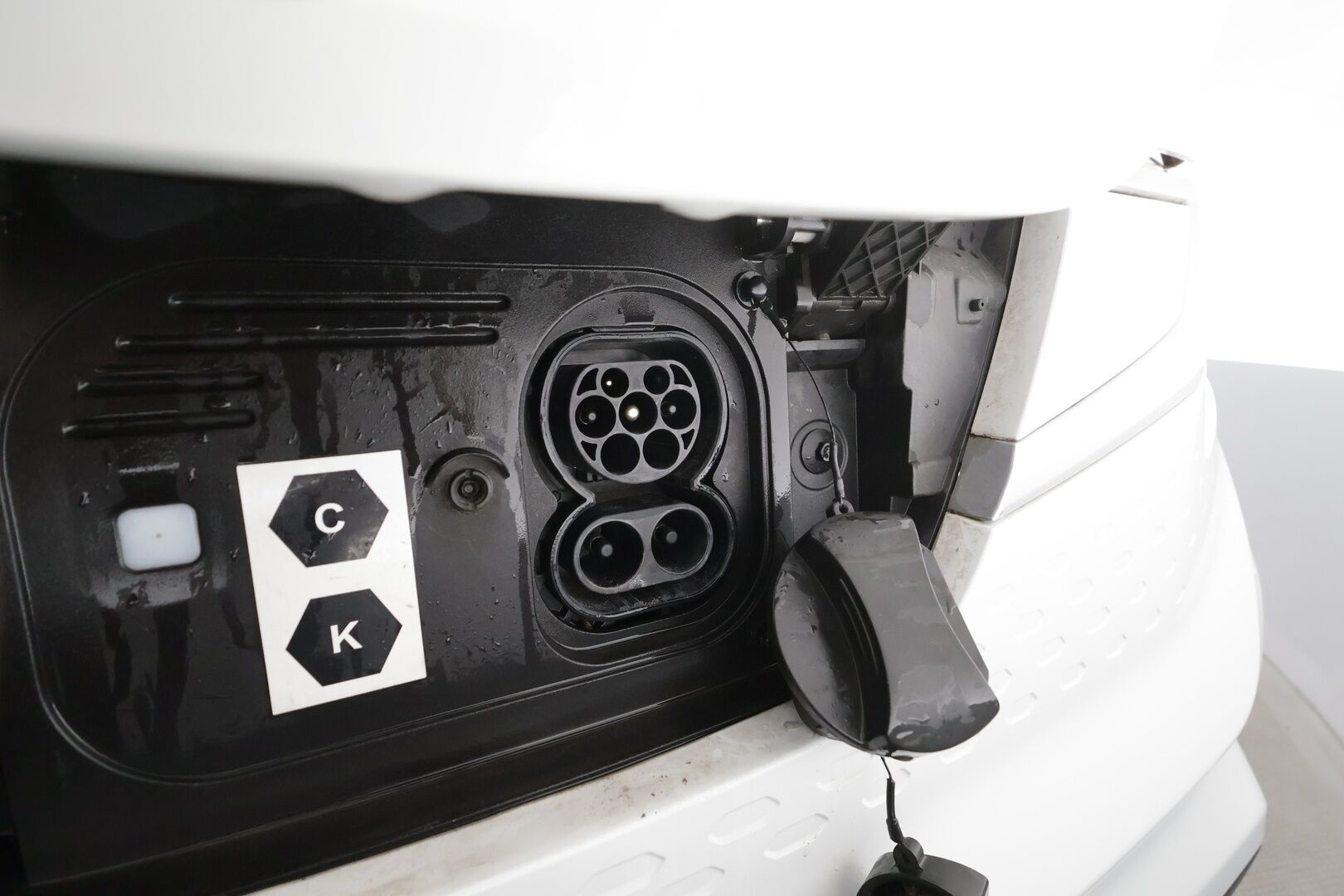 Maxus e-Deliver 3 2022 SWB 4,8m3 122 hv * Koukku / P.Kamera / Vakkari / Aut.Ilmastointi / AppleCarPlay * - Akku kuntotarkastettu / Kahdet renkaat aluvanteilla / 2x Latauskaapelit / 1-Om Suomi-auto / ALV