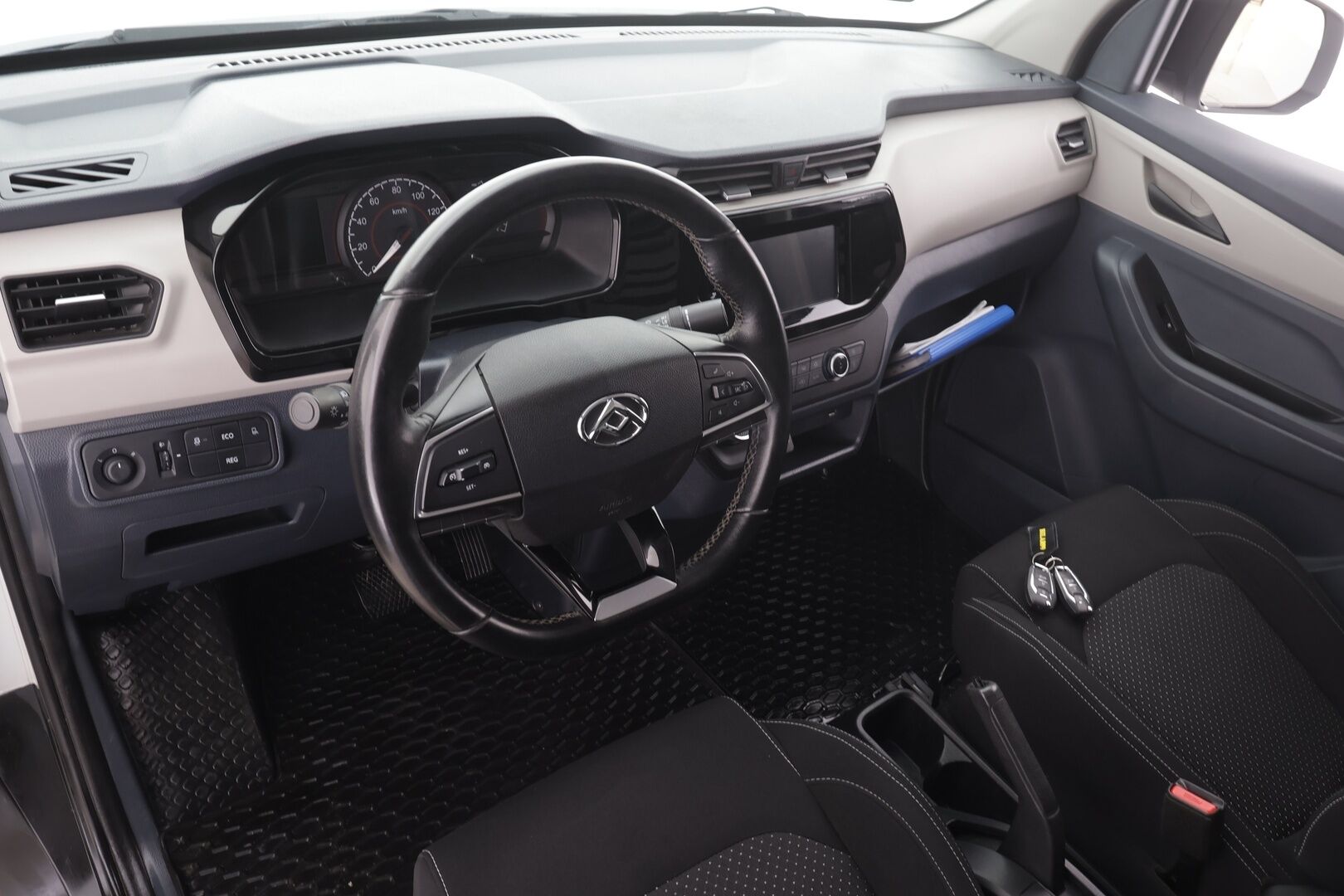 Maxus e-Deliver 3 2022 SWB 4,8m3 122 hv * Koukku / P.Kamera / Vakkari / Aut.Ilmastointi / AppleCarPlay * - Akku kuntotarkastettu / Kahdet renkaat aluvanteilla / 2x Latauskaapelit / 1-Om Suomi-auto / ALV