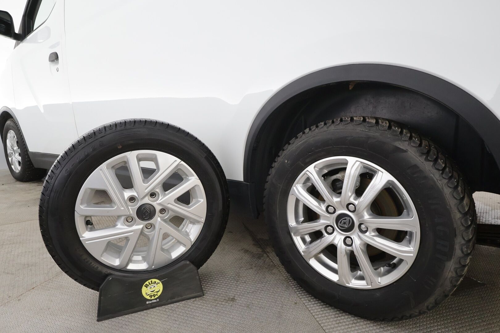 Maxus e-Deliver 3 2022 SWB 4,8m3 122 hv * Koukku / P.Kamera / Vakkari / Aut.Ilmastointi / AppleCarPlay * - Akku kuntotarkastettu / Kahdet renkaat aluvanteilla / 2x Latauskaapelit / 1-Om Suomi-auto / ALV