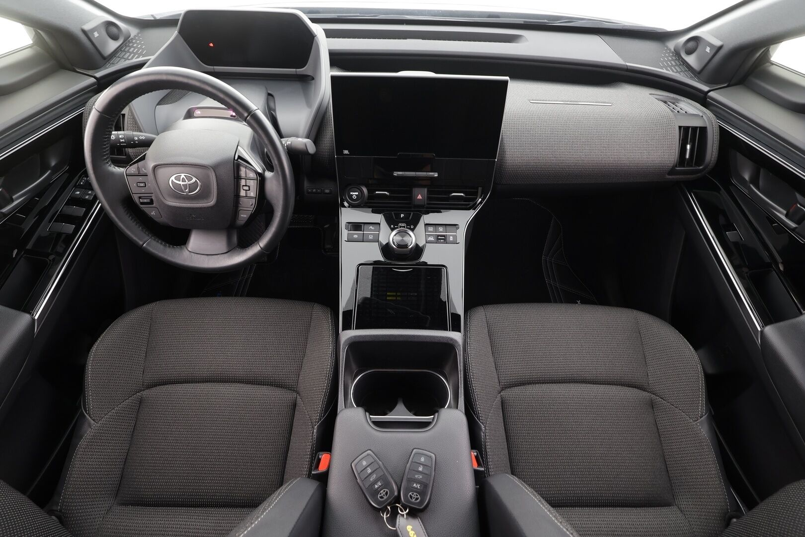 Toyota bZ4X 2023 Style AWD - | ACC | Koukku | LED | JBL | 360-Kamera | Ratinlämmitys | Sähköpenkki | Apple&Android | 1.Om Suomi-auto | Kahdet Renkaat |