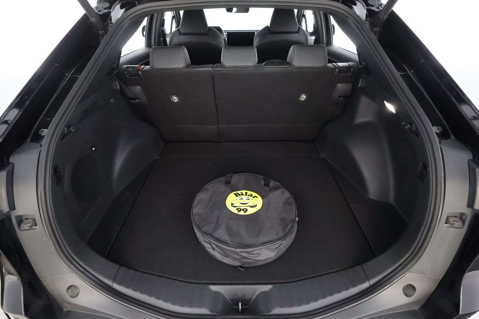 Toyota bZ4X 2023 Style AWD - | ACC | Koukku | LED | JBL | 360-Kamera | Ratinlämmitys | Sähköpenkki | Apple&Android | 1.Om Suomi-auto | Kahdet Renkaat |