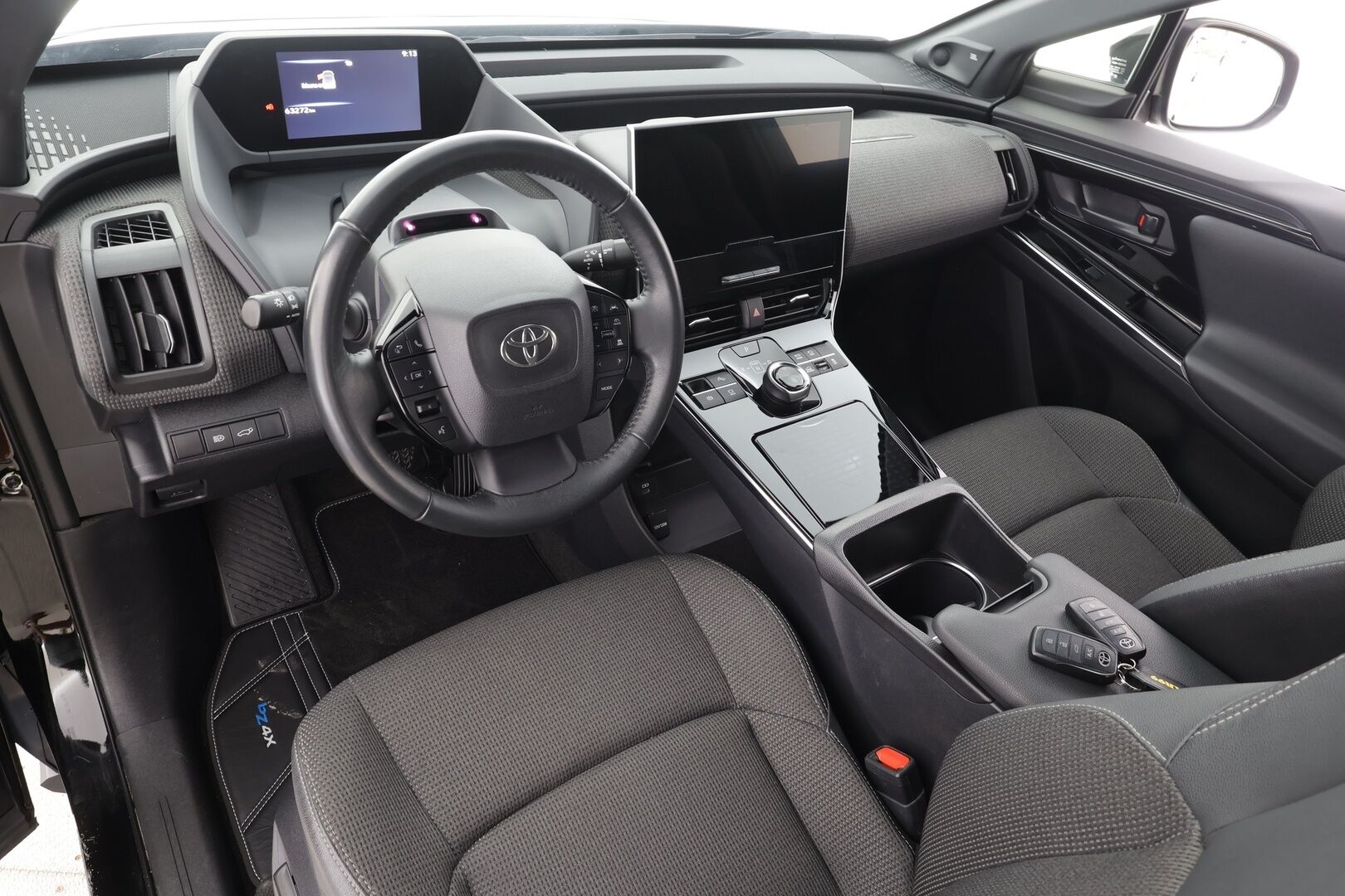 Toyota bZ4X 2023 Style AWD - | ACC | Koukku | LED | JBL | 360-Kamera | Ratinlämmitys | Sähköpenkki | Apple&Android | 1.Om Suomi-auto | Kahdet Renkaat |