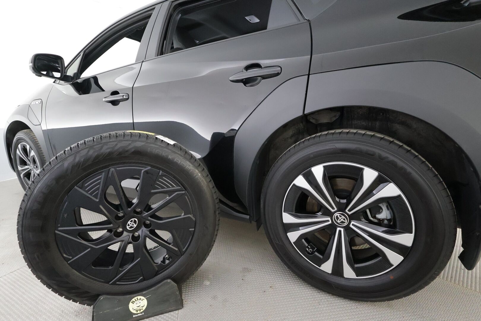 Toyota bZ4X 2023 Style AWD - | ACC | Koukku | LED | JBL | 360-Kamera | Ratinlämmitys | Sähköpenkki | Apple&Android | 1.Om Suomi-auto | Kahdet Renkaat |