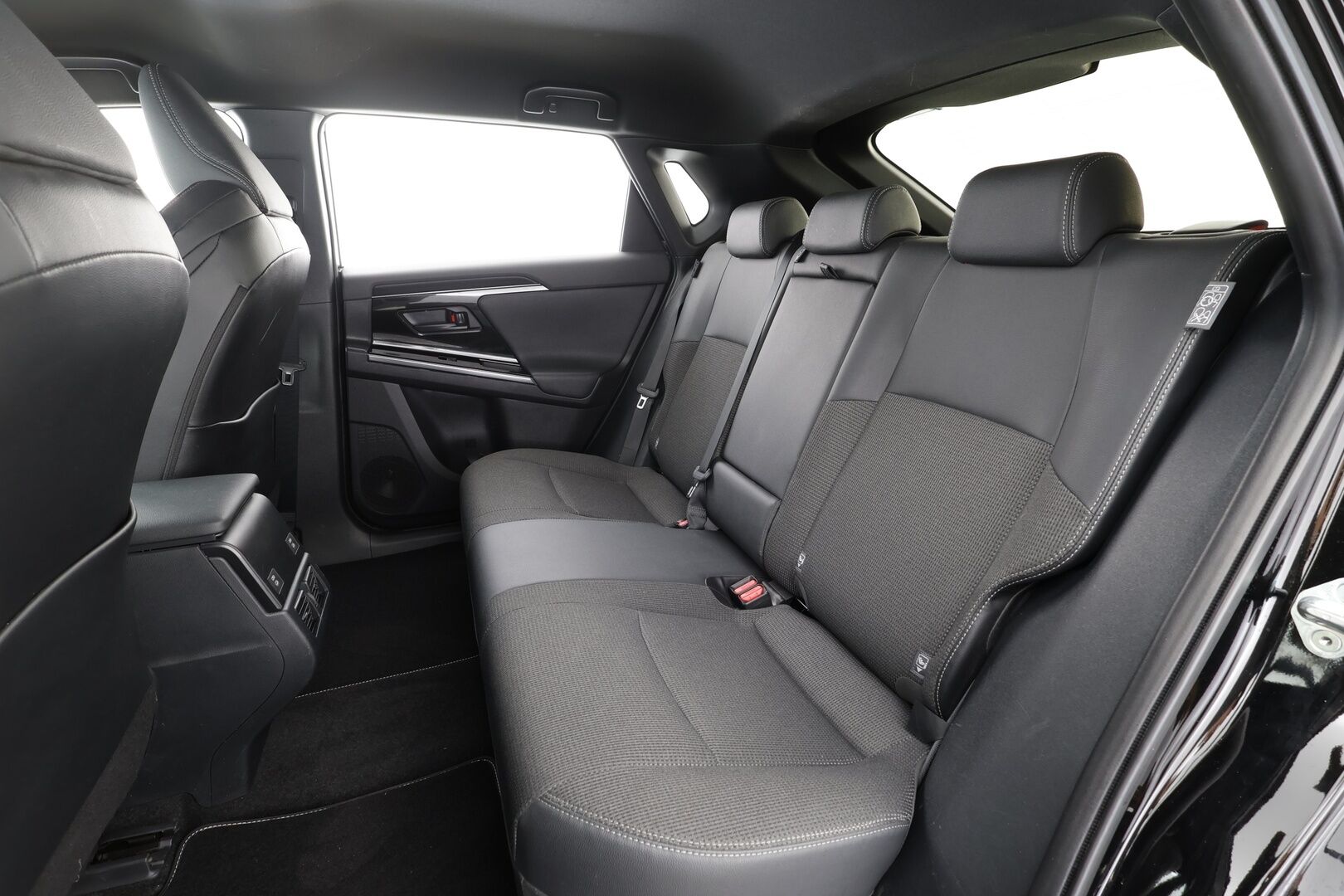 Toyota bZ4X 2023 Style AWD - | ACC | Koukku | LED | JBL | 360-Kamera | Ratinlämmitys | Sähköpenkki | Apple&Android | 1.Om Suomi-auto | Kahdet Renkaat |