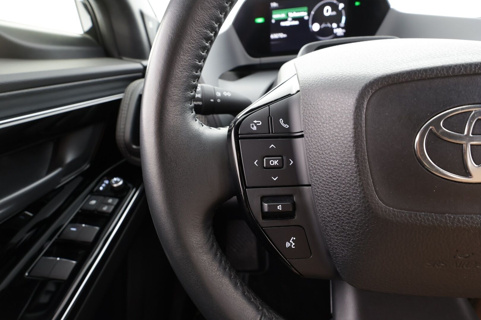 Toyota bZ4X 2023 Style AWD - | ACC | Koukku | LED | JBL | 360-Kamera | Ratinlämmitys | Sähköpenkki | Apple&Android | 1.Om Suomi-auto | Kahdet Renkaat |