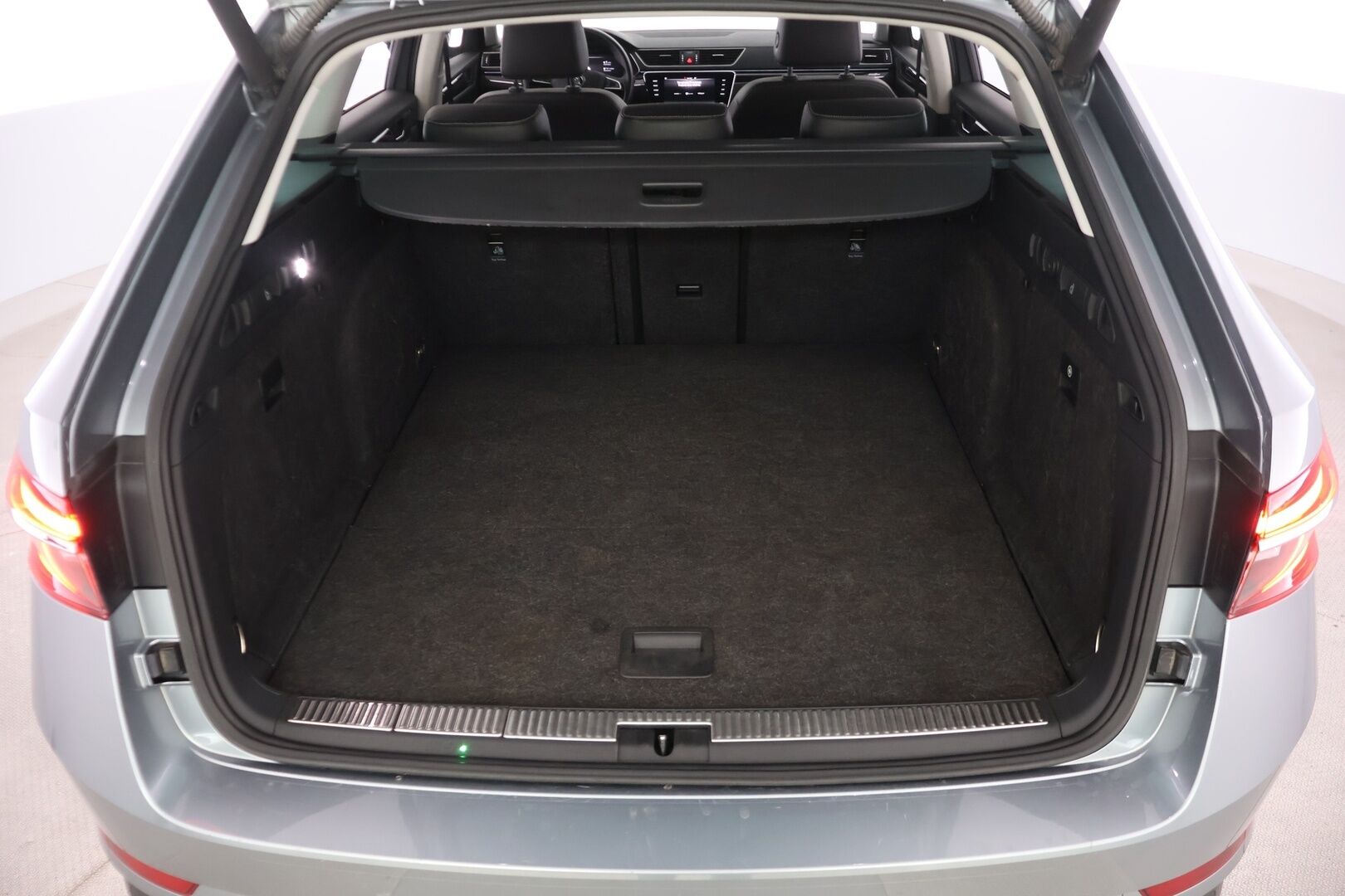 Skoda Superb 2020 Combi 2,0 TDI 190 4x4 L&K DSG - | ACC | Webasto | P, kamera | Canton äänijärjestelmä |