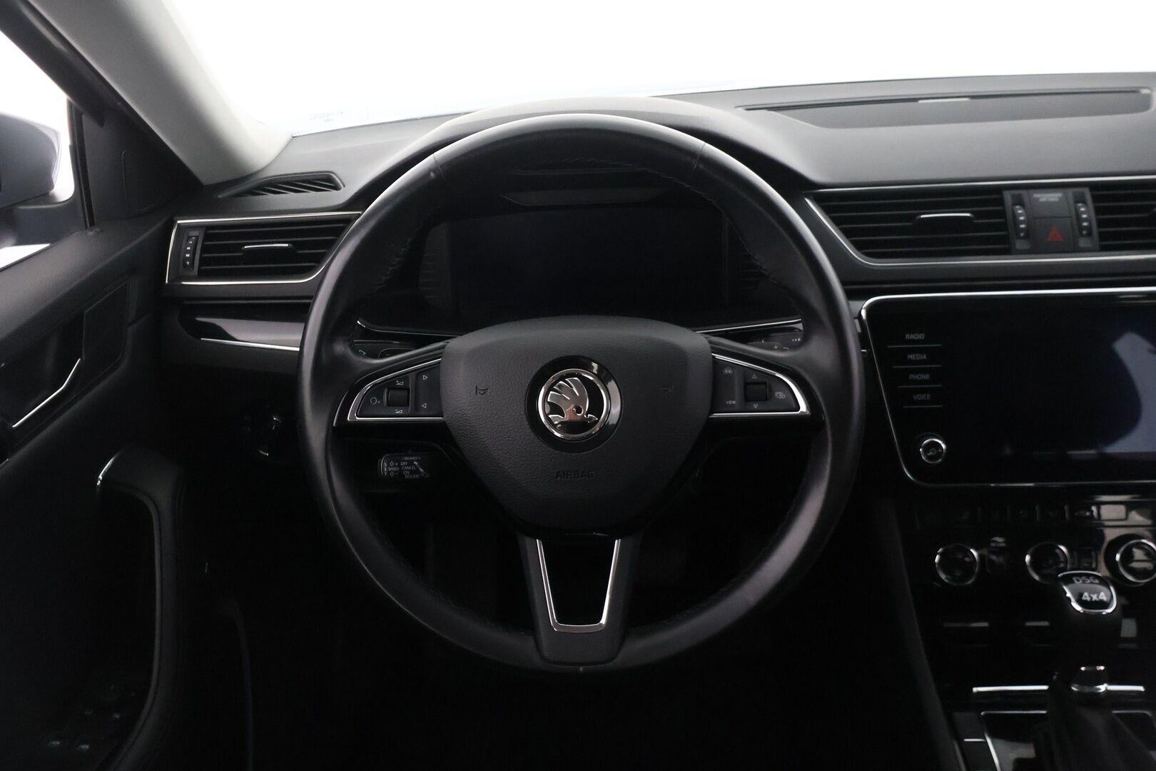 Skoda Superb 2020 Combi 2,0 TDI 190 4x4 L&K DSG - | ACC | Webasto | P, kamera | Canton äänijärjestelmä |