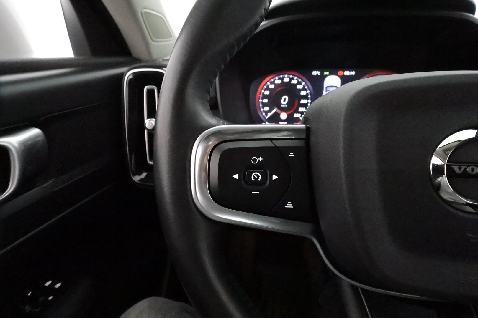 Volvo XC40 2020 T5 Twin Engine Business aut **Merkkihuollettu / Pa-lämmitin / Vakkari / P.kamera / VOC / Apple&Android / Sähköluukku** - Akku kuntotarkastettu 