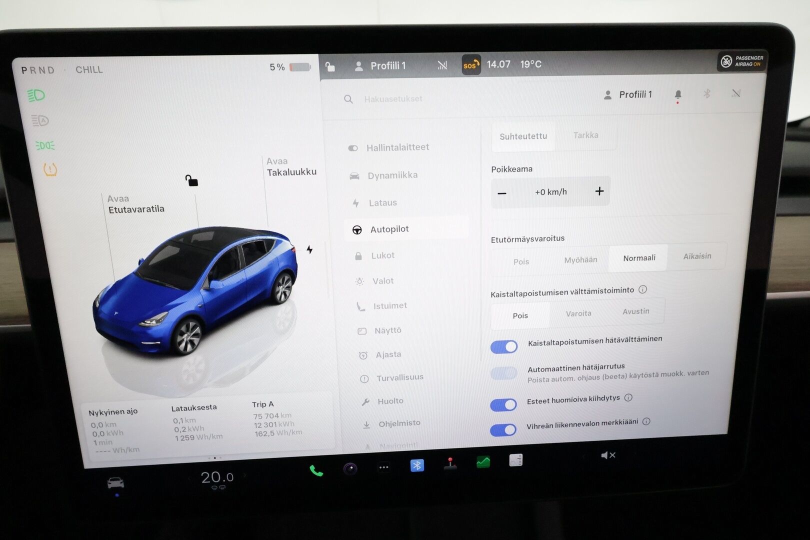 Tesla Model Y 2023 RWD **Lasikatto / ILP / Koukku / ACC / Matrix-LED / P.Kamera / Muistipenkki / Premium Audio / Navi** - 3,99 % KORKOTARJOUS TÄHÄN AUTOON 14.9. ASTI! - 1-om Suomi-auto / 2x Latauskaapelit / Kahdet Renkaat