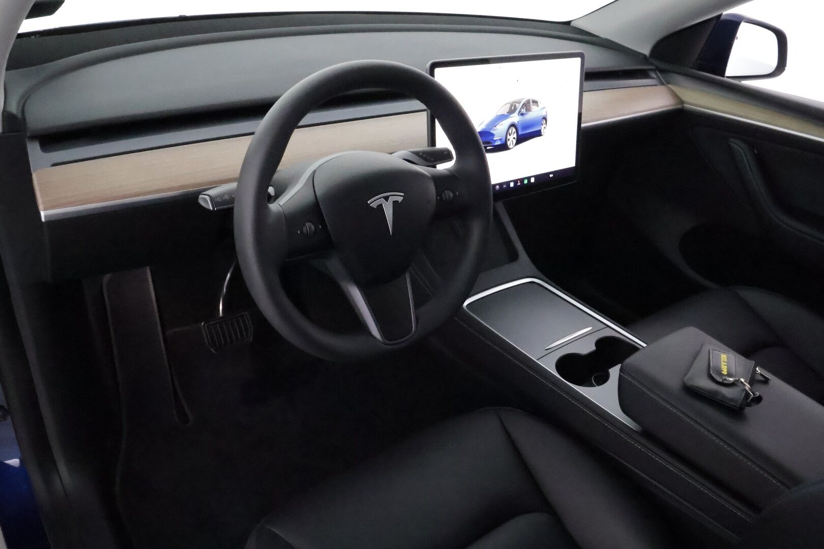 Tesla Model Y 2023 RWD **Lasikatto / ILP / Koukku / ACC / Matrix-LED / P.Kamera / Muistipenkki / Premium Audio / Navi** - 3,99 % KORKOTARJOUS TÄHÄN AUTOON 14.9. ASTI! - 1-om Suomi-auto / 2x Latauskaapelit / Kahdet Renkaat