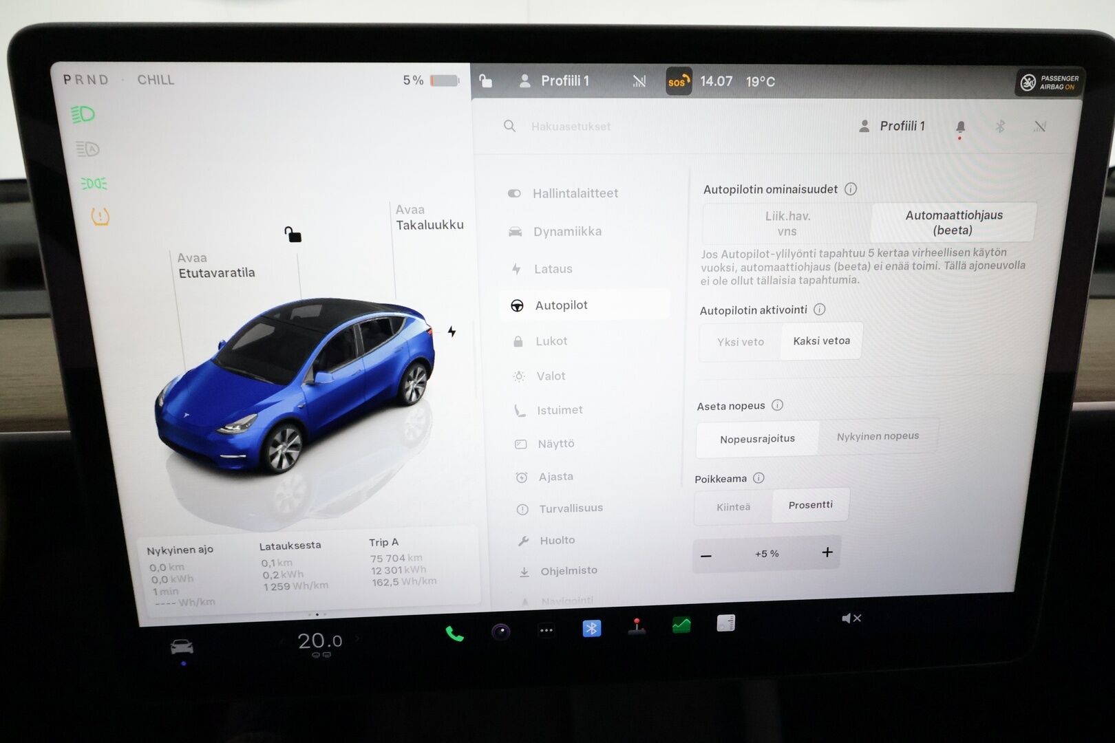 Tesla Model Y 2023 RWD **Lasikatto / ILP / Koukku / ACC / Matrix-LED / P.Kamera / Muistipenkki / Premium Audio / Navi** - 3,99 % KORKOTARJOUS TÄHÄN AUTOON 14.9. ASTI! - 1-om Suomi-auto / 2x Latauskaapelit / Kahdet Renkaat