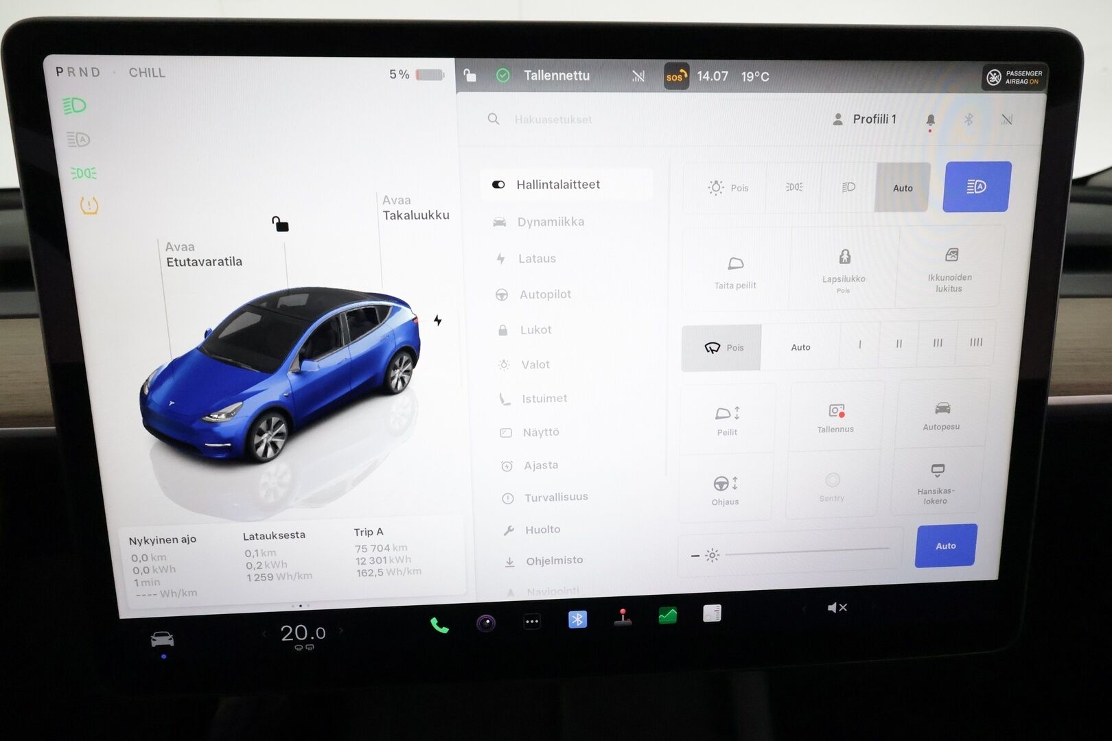 Tesla Model Y 2023 RWD **Lasikatto / ILP / Koukku / ACC / Matrix-LED / P.Kamera / Muistipenkki / Premium Audio / Navi** - 3,99 % KORKOTARJOUS TÄHÄN AUTOON 14.9. ASTI! - 1-om Suomi-auto / 2x Latauskaapelit / Kahdet Renkaat