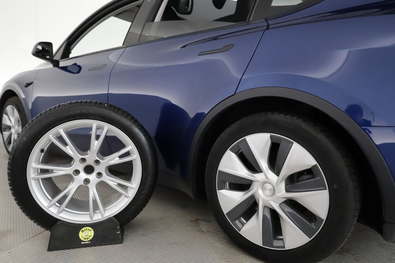 Tesla Model Y 2023 RWD **Lasikatto / ILP / Koukku / ACC / Matrix-LED / P.Kamera / Muistipenkki / Premium Audio / Navi** - 1-om Suomi-auto / 2x Latauskaapelit / Kahdet Renkaat