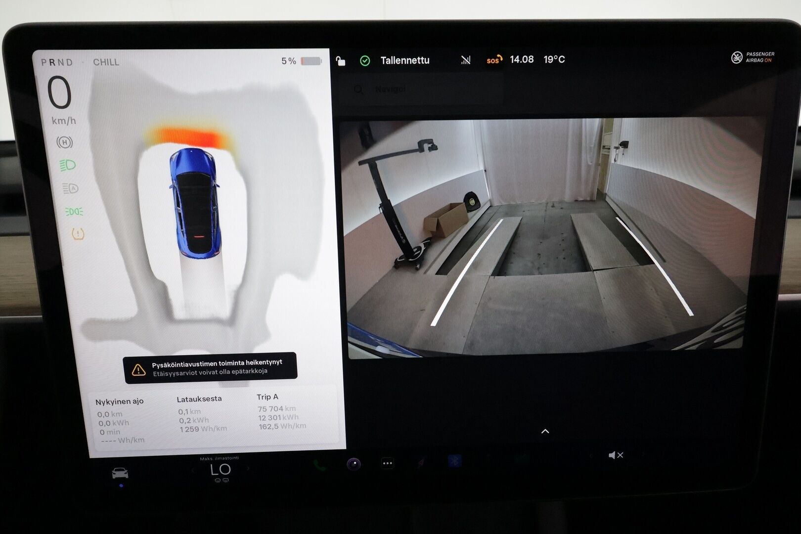 Tesla Model Y 2023 RWD **Lasikatto / ILP / Koukku / ACC / Matrix-LED / P.Kamera / Muistipenkki / Premium Audio / Navi** - 3,99 % KORKOTARJOUS TÄHÄN AUTOON 14.9. ASTI! - 1-om Suomi-auto / 2x Latauskaapelit / Kahdet Renkaat