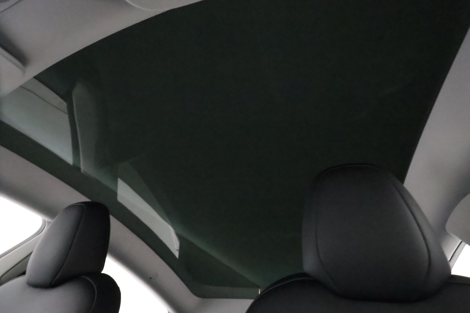 Tesla Model Y 2023 RWD **Lasikatto / ILP / Koukku / ACC / Matrix-LED / P.Kamera / Muistipenkki / Premium Audio / Navi** - 3,99 % KORKOTARJOUS TÄHÄN AUTOON 14.9. ASTI! - 1-om Suomi-auto / 2x Latauskaapelit / Kahdet Renkaat