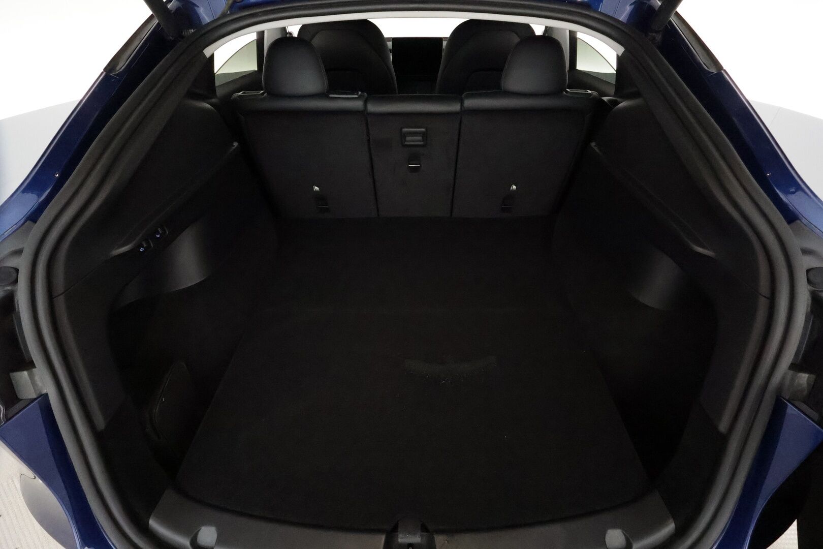 Tesla Model Y 2023 RWD **Lasikatto / ILP / Koukku / ACC / Matrix-LED / P.Kamera / Muistipenkki / Premium Audio / Navi** - 3,99 % KORKOTARJOUS TÄHÄN AUTOON 14.9. ASTI! - 1-om Suomi-auto / 2x Latauskaapelit / Kahdet Renkaat