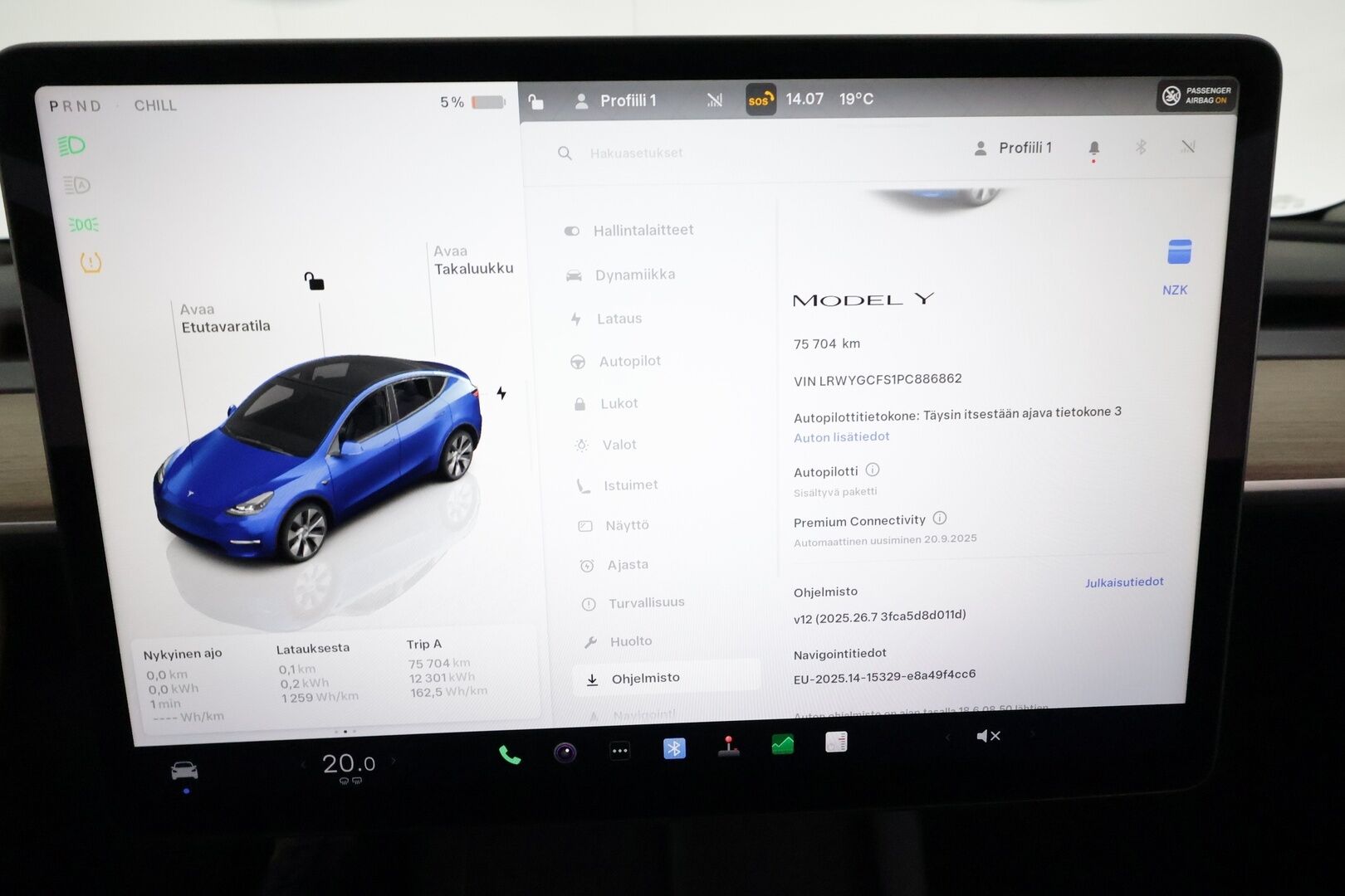 Tesla Model Y 2023 RWD **Lasikatto / ILP / Koukku / ACC / Matrix-LED / P.Kamera / Muistipenkki / Premium Audio / Navi** - 3,99 % KORKOTARJOUS TÄHÄN AUTOON 14.9. ASTI! - 1-om Suomi-auto / 2x Latauskaapelit / Kahdet Renkaat