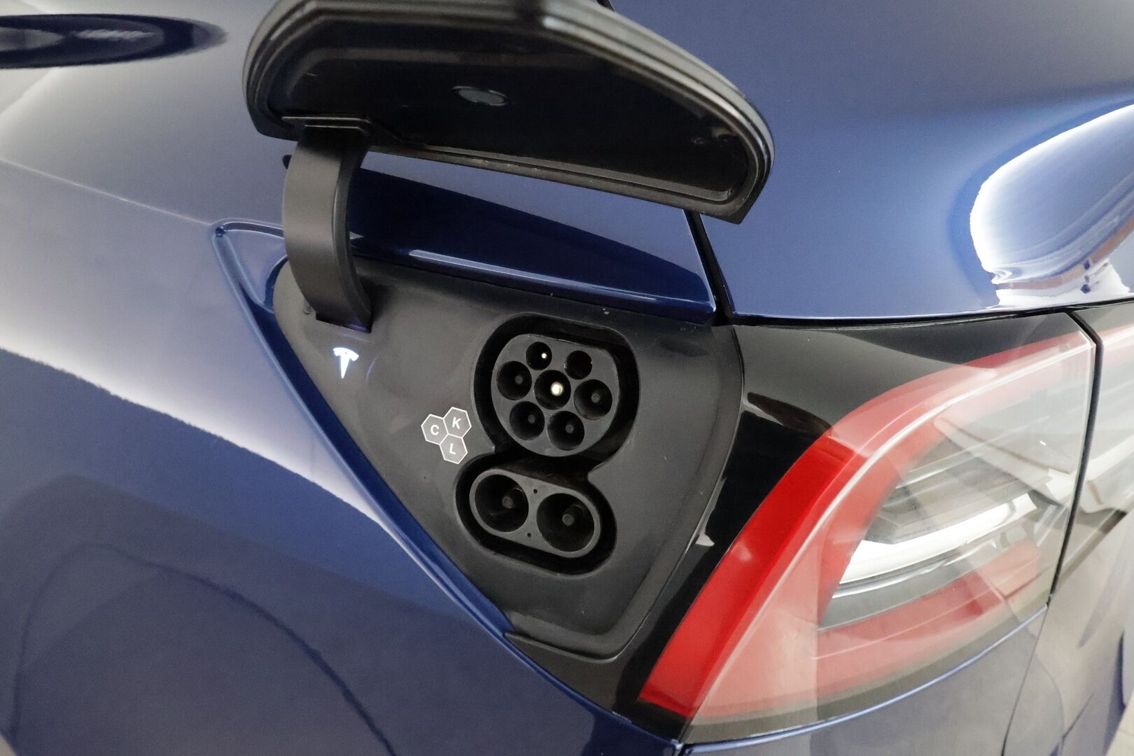 Tesla Model Y 2023 RWD **Lasikatto / ILP / Koukku / ACC / Matrix-LED / P.Kamera / Muistipenkki / Premium Audio / Navi** - 3,99 % KORKOTARJOUS TÄHÄN AUTOON 14.9. ASTI! - 1-om Suomi-auto / 2x Latauskaapelit / Kahdet Renkaat