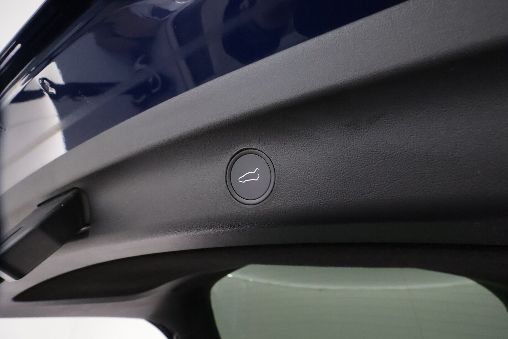 Tesla Model Y 2023 RWD **Lasikatto / ILP / Koukku / ACC / Matrix-LED / P.Kamera / Muistipenkki / Premium Audio / Navi** - 3,99 % KORKOTARJOUS TÄHÄN AUTOON 14.9. ASTI! - 1-om Suomi-auto / 2x Latauskaapelit / Kahdet Renkaat