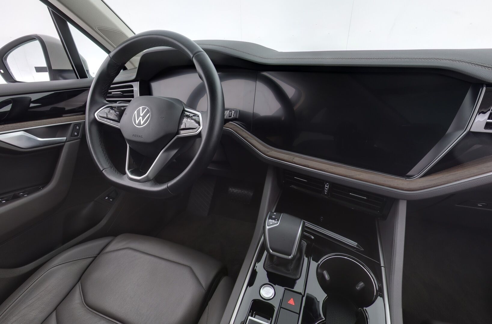 VOLKSWAGEN TOUAREG 2021 Atmosphere 3,0 V6 eHybrid 280 kW 4MOTION Tiptronic * Adapt. Cruise / Panorama / Kamera / Koukku / Sähköiset Comfort Nahkapenkit * - 3,99 % KORKOTARJOUS TÄHÄN AUTOON - * Haluttu harvinainen väri! / 2x renkaat / Apple&Android*