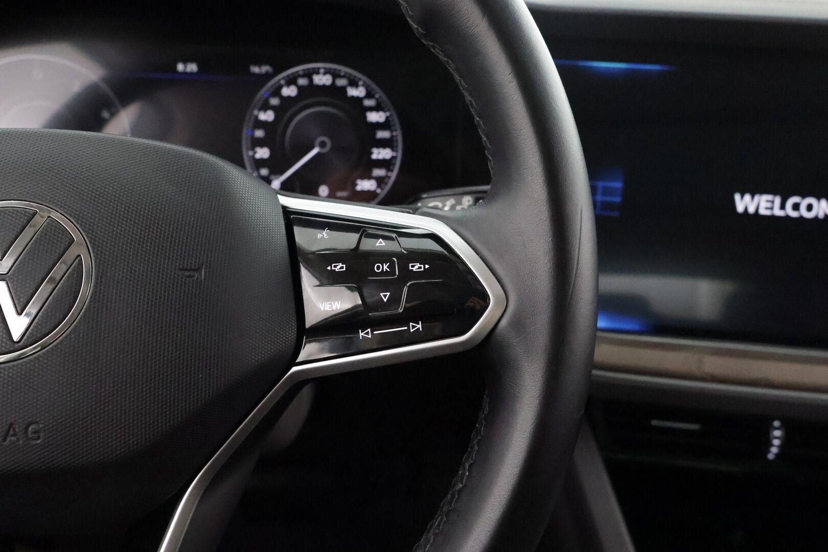 VOLKSWAGEN TOUAREG 2021 Atmosphere 3,0 V6 eHybrid 280 kW 4MOTION Tiptronic * Adapt. Cruise / Panorama / Kamera / Koukku / Sähköiset Comfort Nahkapenkit * - 3,99 % KORKOTARJOUS TÄHÄN AUTOON - * Haluttu harvinainen väri! / 2x renkaat / Apple&Android*