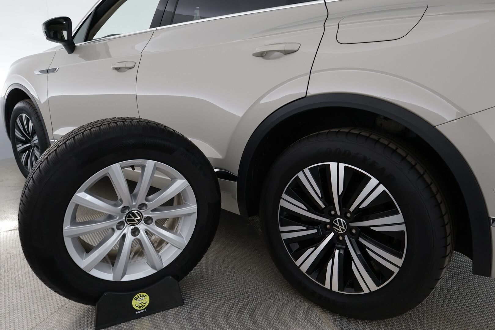 VOLKSWAGEN TOUAREG 2021 Atmosphere 3,0 V6 eHybrid 280 kW 4MOTION Tiptronic * Adapt. Cruise / Panorama / Kamera / Koukku / Sähköiset Comfort Nahkapenkit * - 3,99 % KORKOTARJOUS TÄHÄN AUTOON - * Haluttu harvinainen väri! / 2x renkaat / Apple&Android*