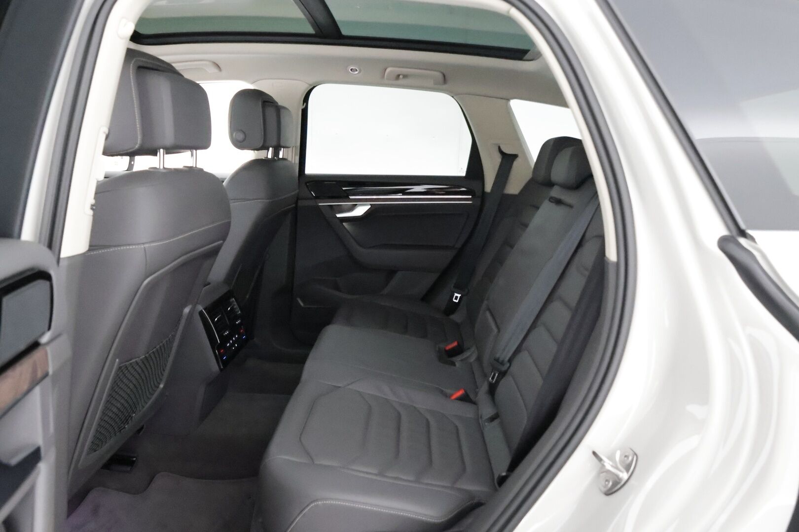 VOLKSWAGEN TOUAREG 2021 Atmosphere 3,0 V6 eHybrid 280 kW 4MOTION Tiptronic * Adapt. Cruise / Panorama / Kamera / Koukku / Sähköiset Comfort Nahkapenkit * - 3,99 % KORKOTARJOUS TÄHÄN AUTOON - * Haluttu harvinainen väri! / 2x renkaat / Apple&Android*