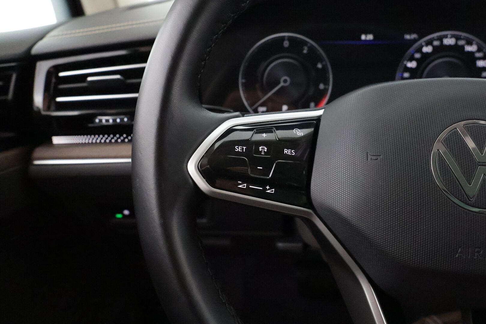 VOLKSWAGEN TOUAREG 2021 Atmosphere 3,0 V6 eHybrid 280 kW 4MOTION Tiptronic * Adapt. Cruise / Panorama / Kamera / Koukku / Sähköiset Comfort Nahkapenkit * - 3,99 % KORKOTARJOUS TÄHÄN AUTOON - * Haluttu harvinainen väri! / 2x renkaat / Apple&Android*