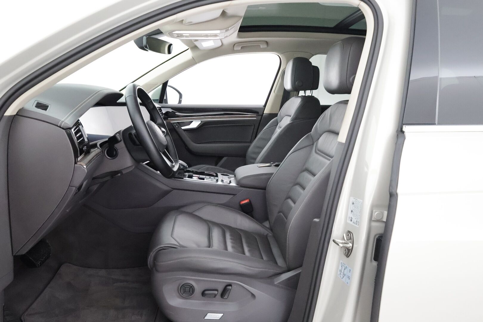 VOLKSWAGEN TOUAREG 2021 Atmosphere 3,0 V6 eHybrid 280 kW 4MOTION Tiptronic * Adapt. Cruise / Panorama / Kamera / Koukku / Sähköiset Comfort Nahkapenkit * - 3,99 % KORKOTARJOUS TÄHÄN AUTOON - * Haluttu harvinainen väri! / 2x renkaat / Apple&Android*