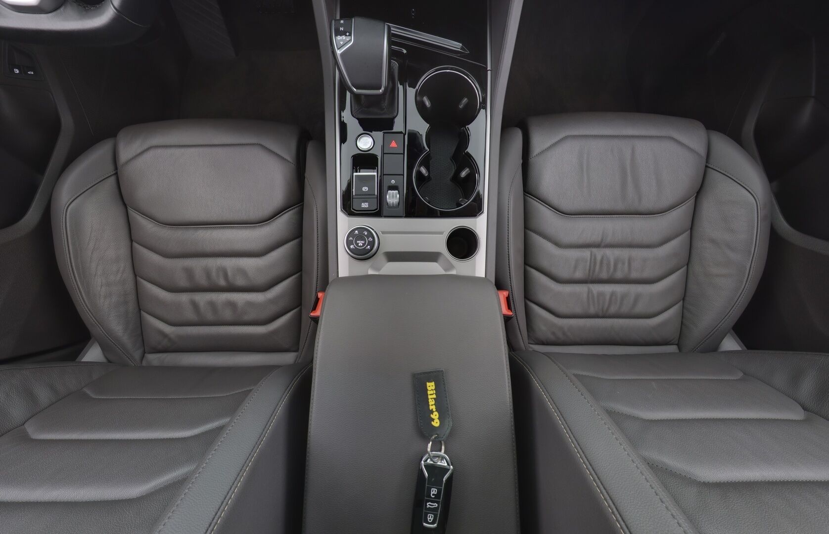 VOLKSWAGEN TOUAREG 2021 Atmosphere 3,0 V6 eHybrid 280 kW 4MOTION Tiptronic * Adapt. Cruise / Panorama / Kamera / Koukku / Sähköiset Comfort Nahkapenkit * - 3,99 % KORKOTARJOUS TÄHÄN AUTOON - * Haluttu harvinainen väri! / 2x renkaat / Apple&Android*