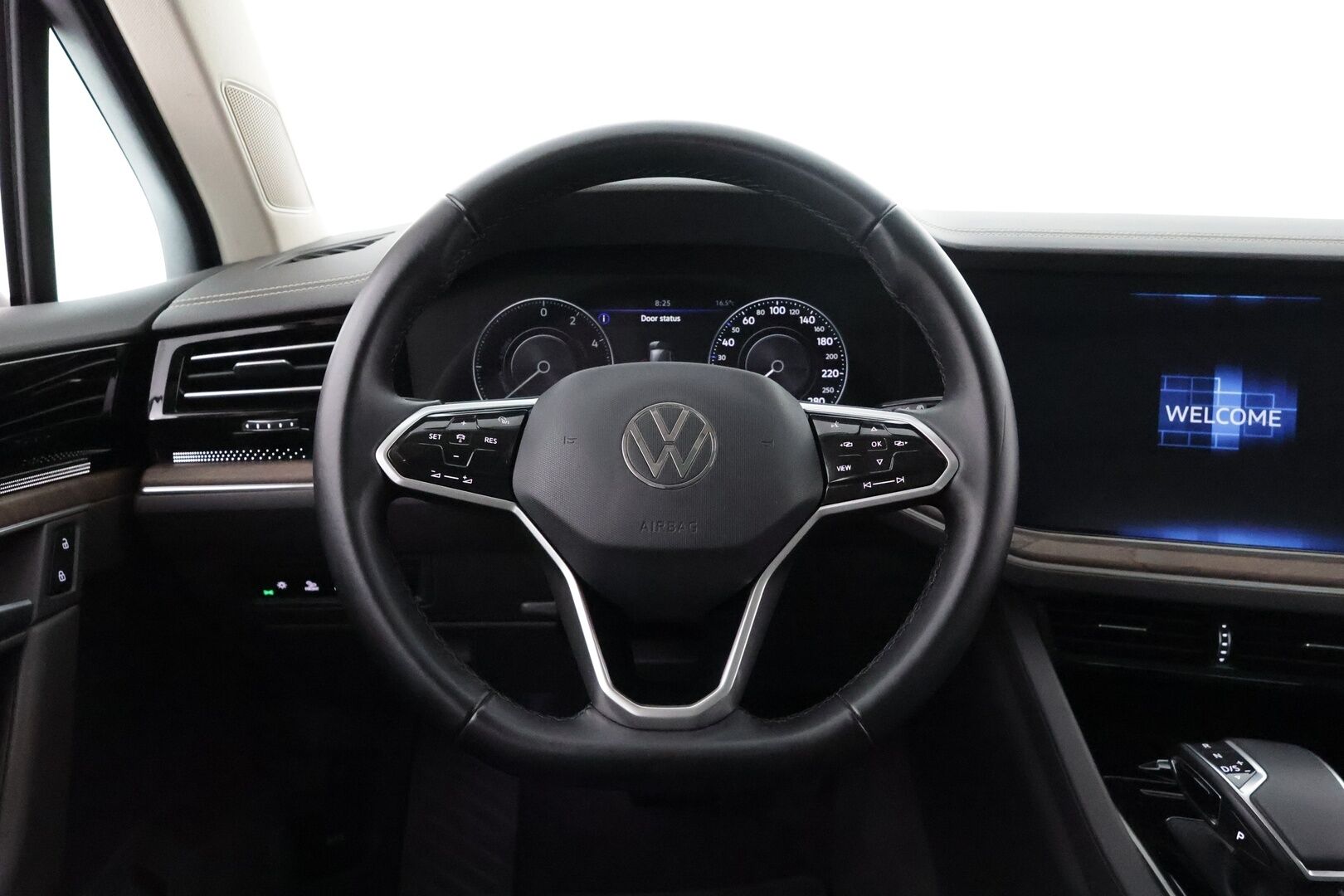 VOLKSWAGEN TOUAREG 2021 Atmosphere 3,0 V6 eHybrid 280 kW 4MOTION Tiptronic * Adapt. Cruise / Panorama / Kamera / Koukku / Sähköiset Comfort Nahkapenkit * - 3,99 % KORKOTARJOUS TÄHÄN AUTOON - * Haluttu harvinainen väri! / 2x renkaat / Apple&Android*