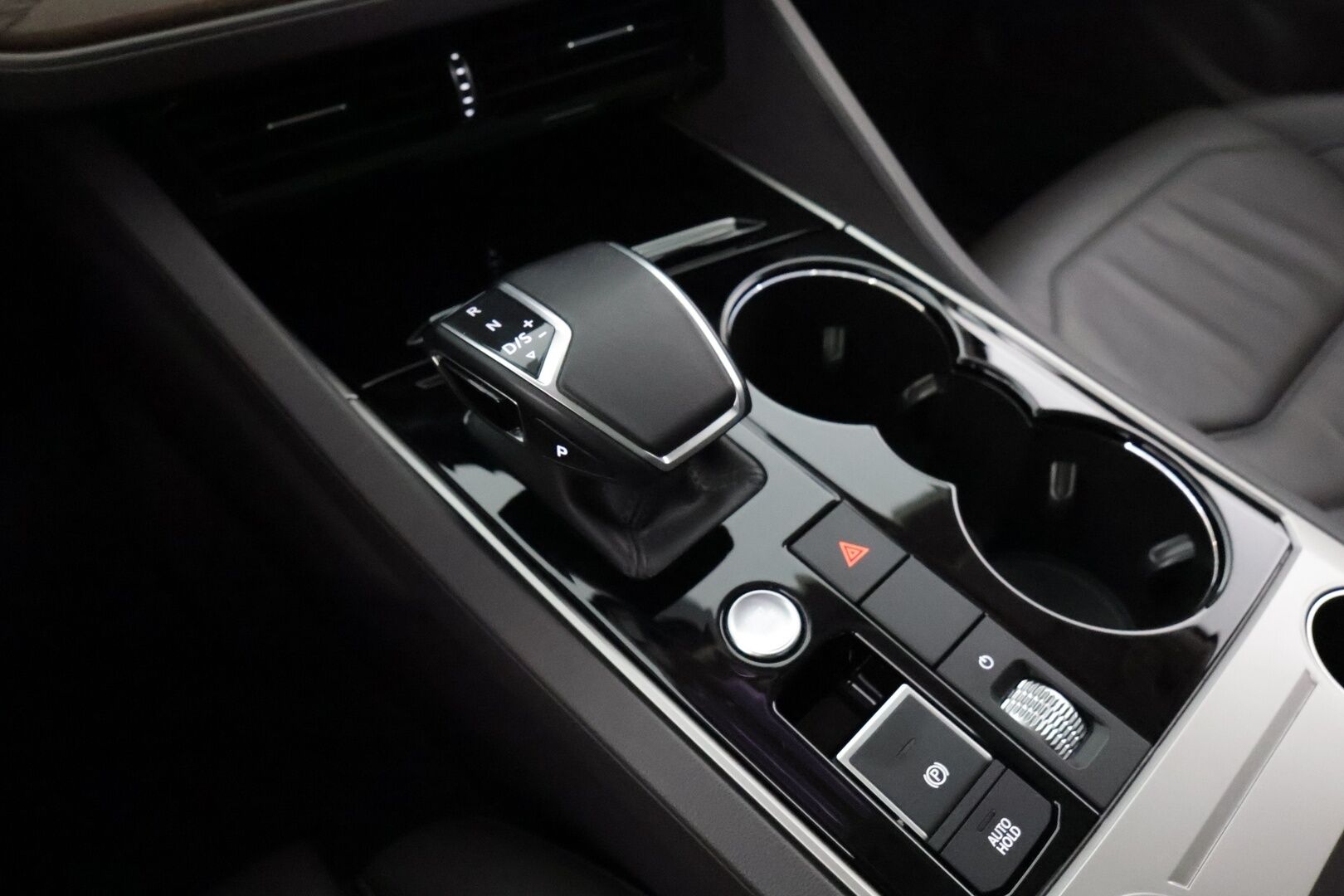 VOLKSWAGEN TOUAREG 2021 Atmosphere 3,0 V6 eHybrid 280 kW 4MOTION Tiptronic * Adapt. Cruise / Panorama / Kamera / Koukku / Sähköiset Comfort Nahkapenkit * - 3,99 % KORKOTARJOUS TÄHÄN AUTOON - * Haluttu harvinainen väri! / 2x renkaat / Apple&Android*
