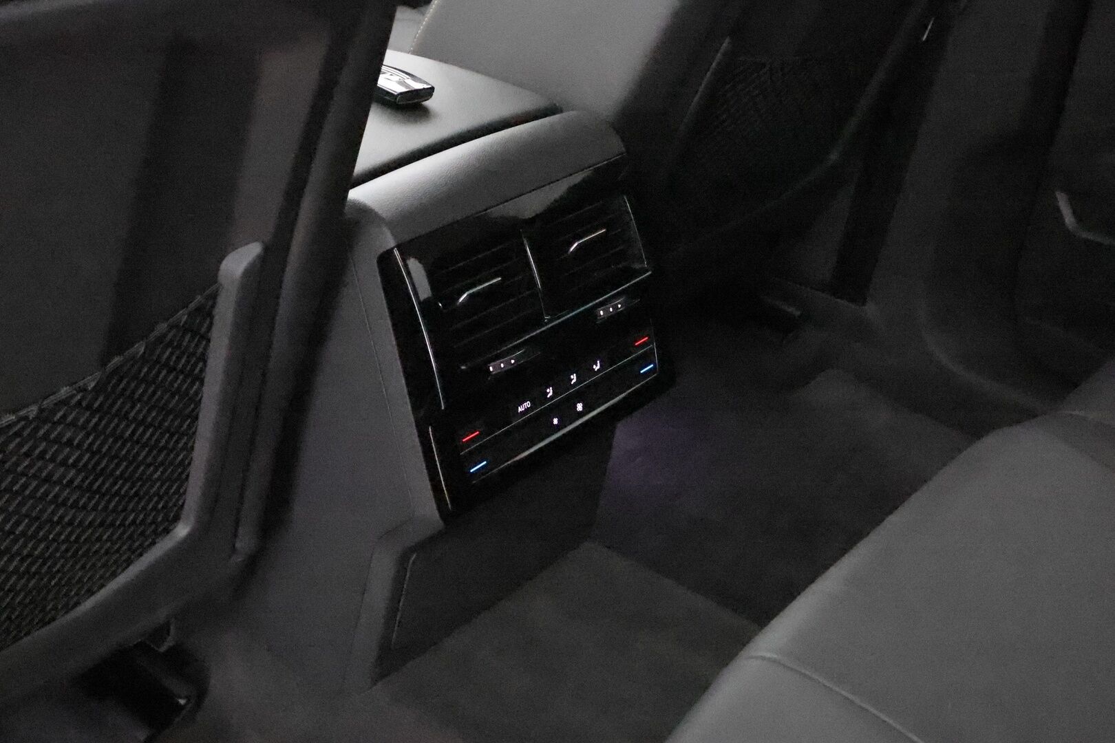 VOLKSWAGEN TOUAREG 2021 Atmosphere 3,0 V6 eHybrid 280 kW 4MOTION Tiptronic * Adapt. Cruise / Panorama / Kamera / Koukku / Sähköiset Comfort Nahkapenkit * - 3,99 % KORKOTARJOUS TÄHÄN AUTOON - * Haluttu harvinainen väri! / 2x renkaat / Apple&Android*