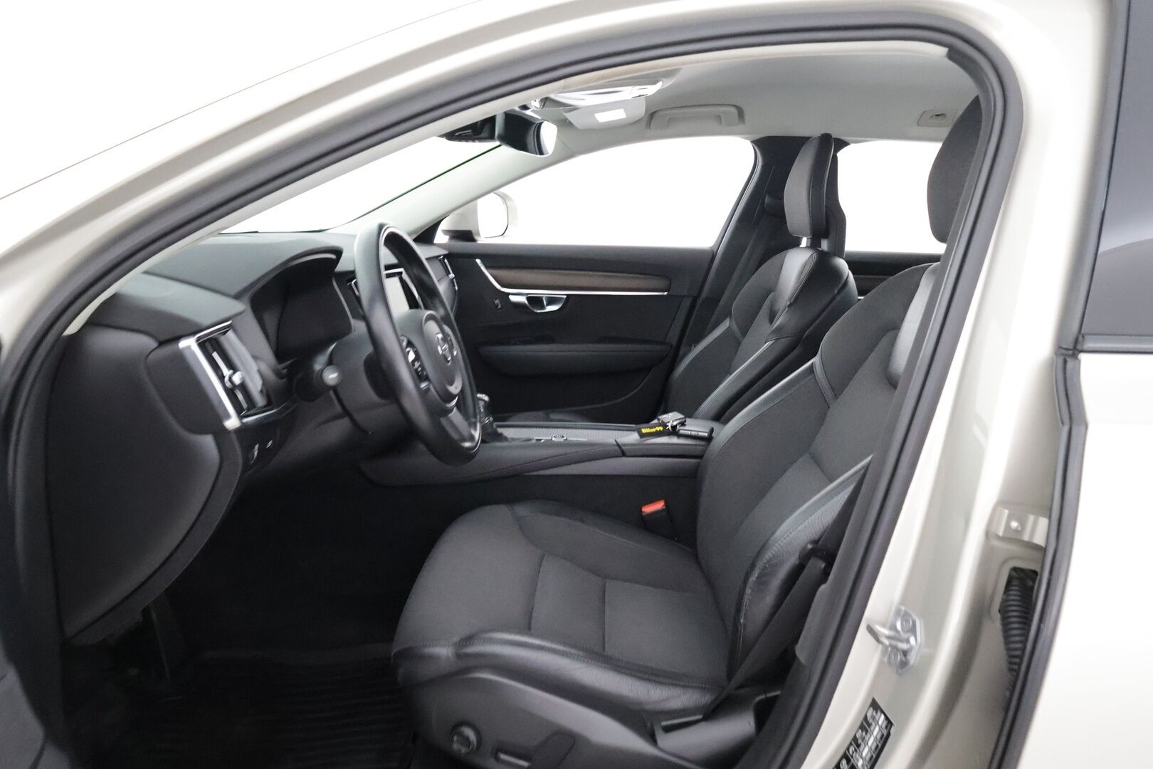 Volvo V90 CROSS COUNTRY 2018 D4 AWD Business*HUD / Koukku / Webasto  / Adapt.vakkari / Full LED / Keyless* - / Merkkihuollettu / Jakopää vaihdettu 143tkm kohdalla /