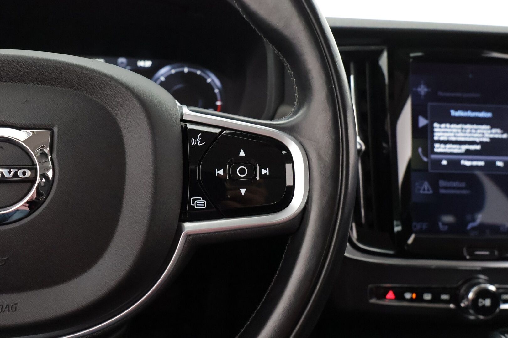Volvo V90 CROSS COUNTRY 2018 D4 AWD Business*HUD / Koukku / Webasto  / Adapt.vakkari / Full LED / Keyless* - / Merkkihuollettu / Jakopää vaihdettu 143tkm kohdalla /