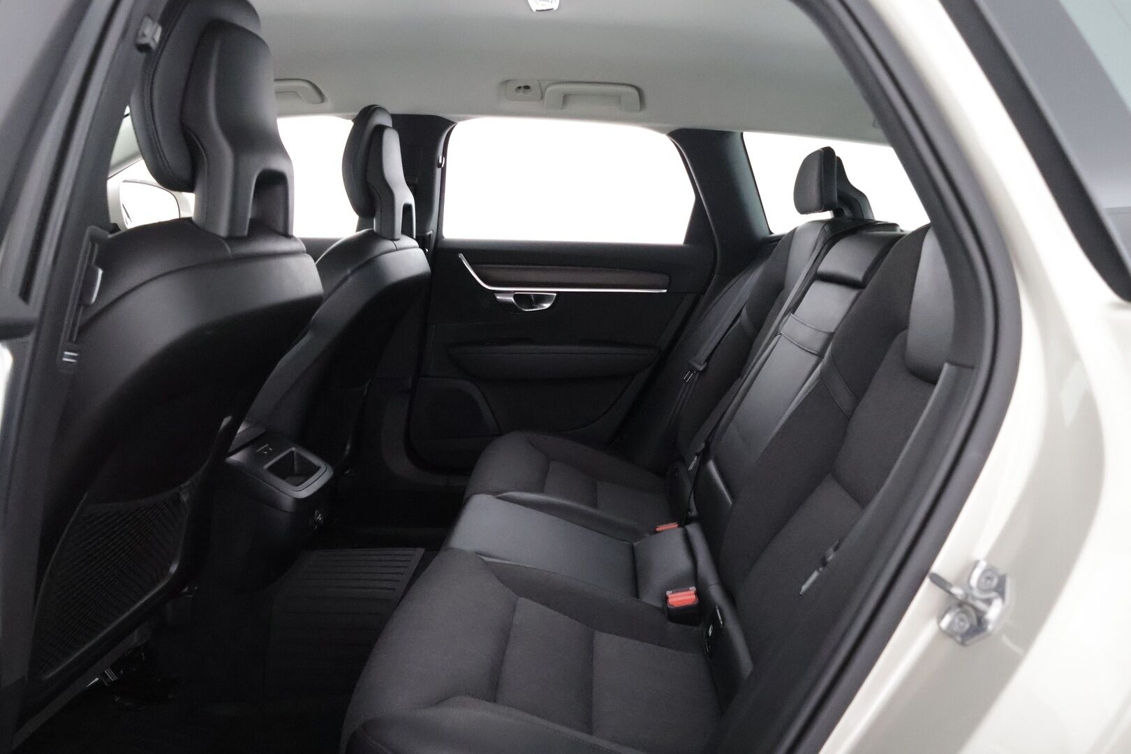Volvo V90 CROSS COUNTRY 2018 D4 AWD Business*HUD / Koukku / Webasto  / Adapt.vakkari / Full LED / Keyless* - / Merkkihuollettu / Jakopää vaihdettu 143tkm kohdalla /
