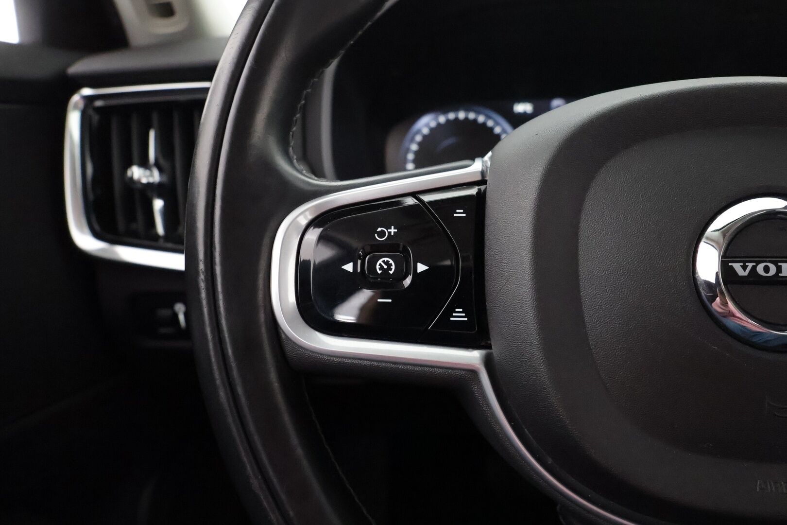 Volvo V90 CROSS COUNTRY 2018 D4 AWD Business*HUD / Koukku / Webasto  / Adapt.vakkari / Full LED / Keyless* - / Merkkihuollettu / Jakopää vaihdettu 143tkm kohdalla /