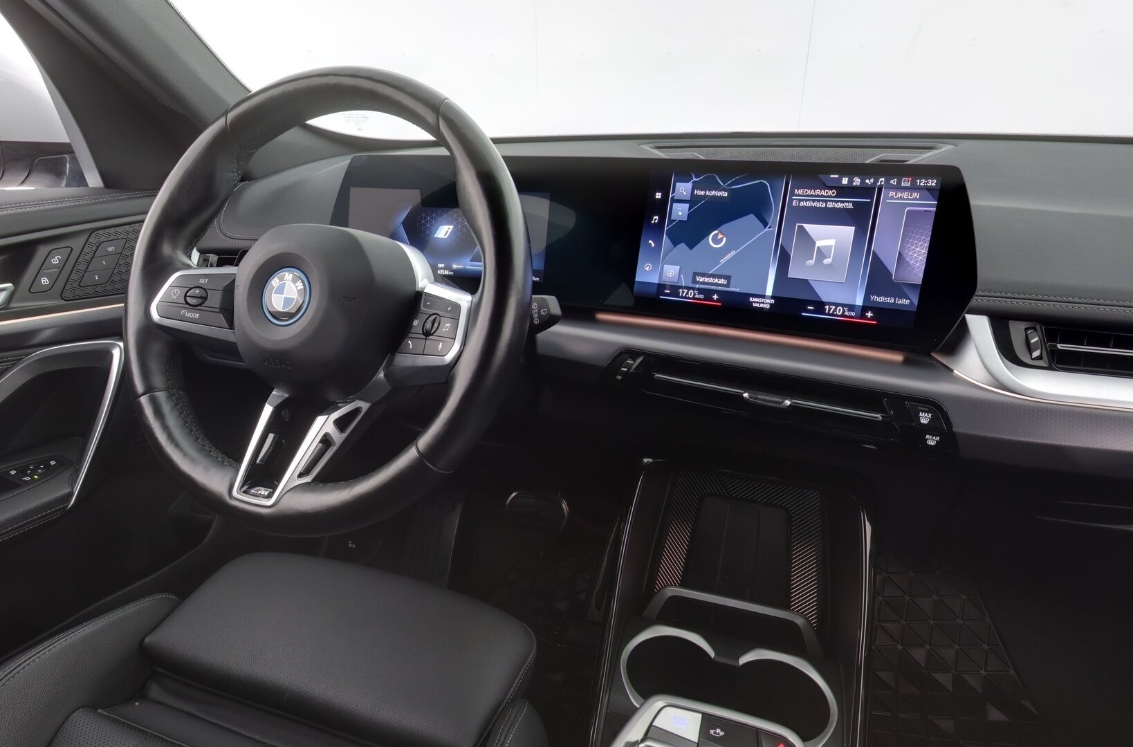 BMW IX1 2023 XDRIVE 30 306hv M-Sport - 3,99 % KORKOTARJOUS TÄHÄN AUTOON - *Ilmainen kotiintoimitus!* - Adapt. Vakkari / Koukku / Kaistavahti / P-kamera / Adapt. Ledit / Sporttipenkki Muistilla / Comfort Access / 2x renkaat / 