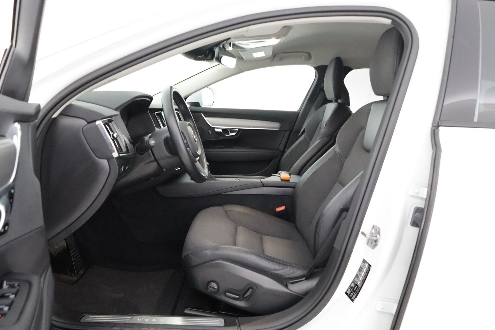 Volvo V90 CROSS COUNTRY 2021 D4 AWD Advanced Aut - 3,99 % KORKOTARJOUS TÄHÄN AUTOON - Adapt.Vakkari / Muistipenkki / Kamera / Koukku / P-Lämmitin / Puolinahat / 2x Alut 