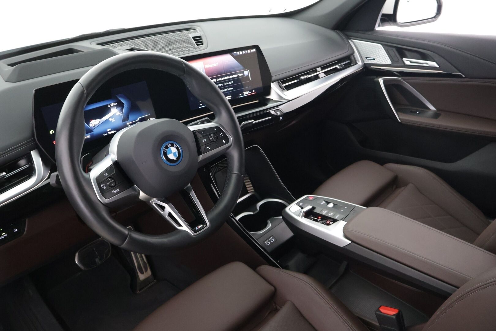 BMW iX1 2023 U11 30 xDrive - 3,99 % KORKOTARJOUS TÄHÄN AUTOON - 31.5. ASTI! - Adapt. Vakkari / 360° / HUD / Harman/Kardon / Sporttinahat / Adapt. Ledit / Ratinlämmitin / Comfort Access / 2x renkaat / Kaistavahti
