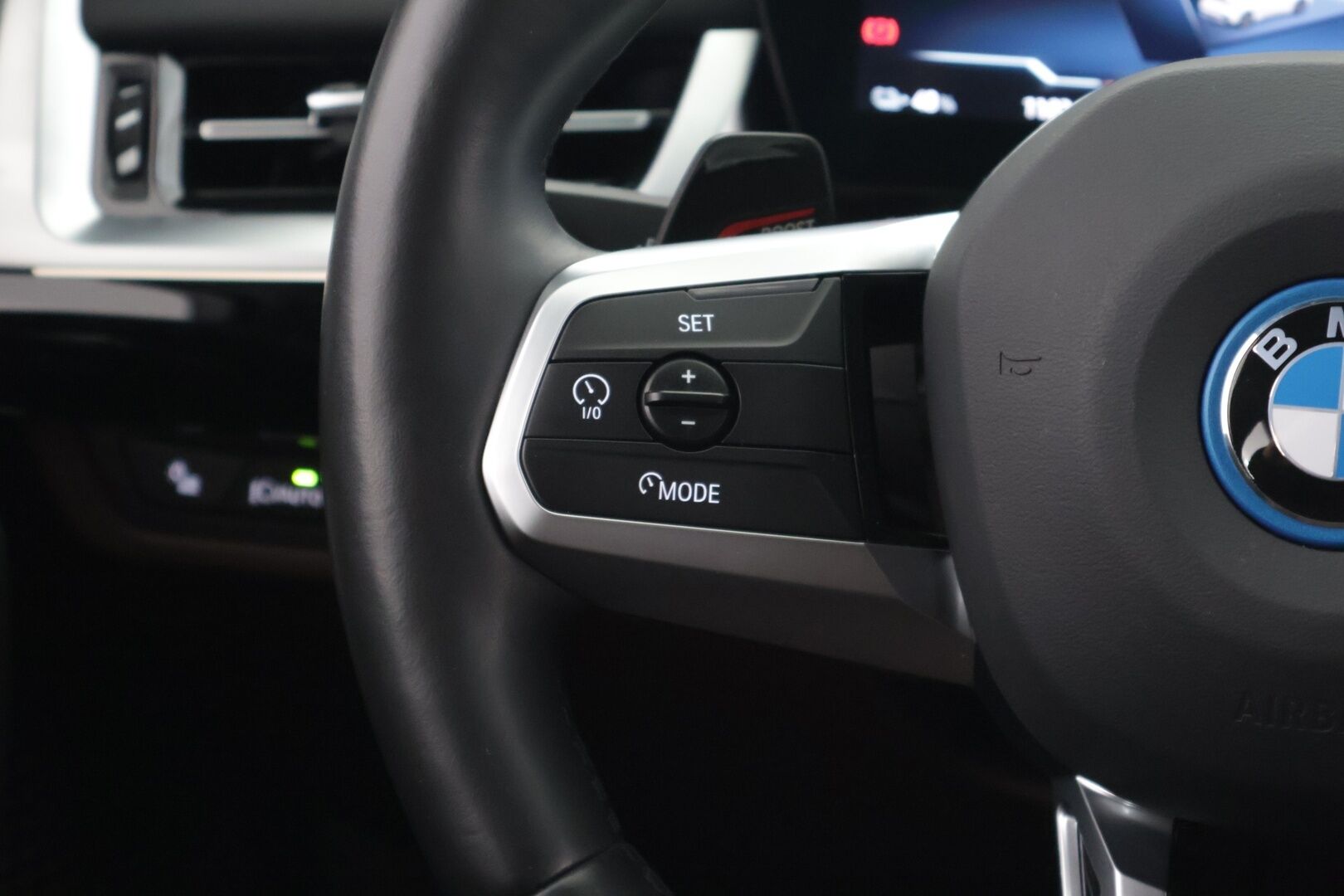BMW iX1 2023 U11 30 xDrive - 3,99 % KORKOTARJOUS TÄHÄN AUTOON - 31.5. ASTI! - Adapt. Vakkari / 360° / HUD / Harman/Kardon / Sporttinahat / Adapt. Ledit / Ratinlämmitin / Comfort Access / 2x renkaat / Kaistavahti