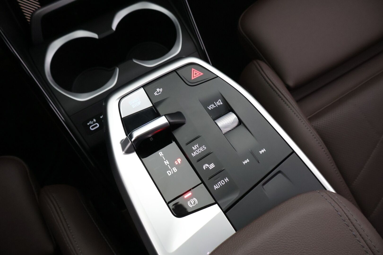 BMW iX1 2023 U11 30 xDrive - 3,99 % KORKOTARJOUS TÄHÄN AUTOON - 31.5. ASTI! - Adapt. Vakkari / 360° / HUD / Harman/Kardon / Sporttinahat / Adapt. Ledit / Ratinlämmitin / Comfort Access / 2x renkaat / Kaistavahti