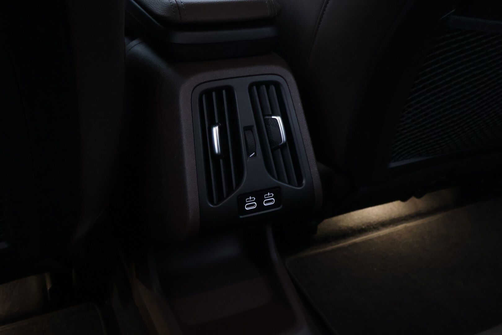 BMW iX1 2023 U11 30 xDrive - 3,99 % KORKOTARJOUS TÄHÄN AUTOON - 31.5. ASTI! - Adapt. Vakkari / 360° / HUD / Harman/Kardon / Sporttinahat / Adapt. Ledit / Ratinlämmitin / Comfort Access / 2x renkaat / Kaistavahti