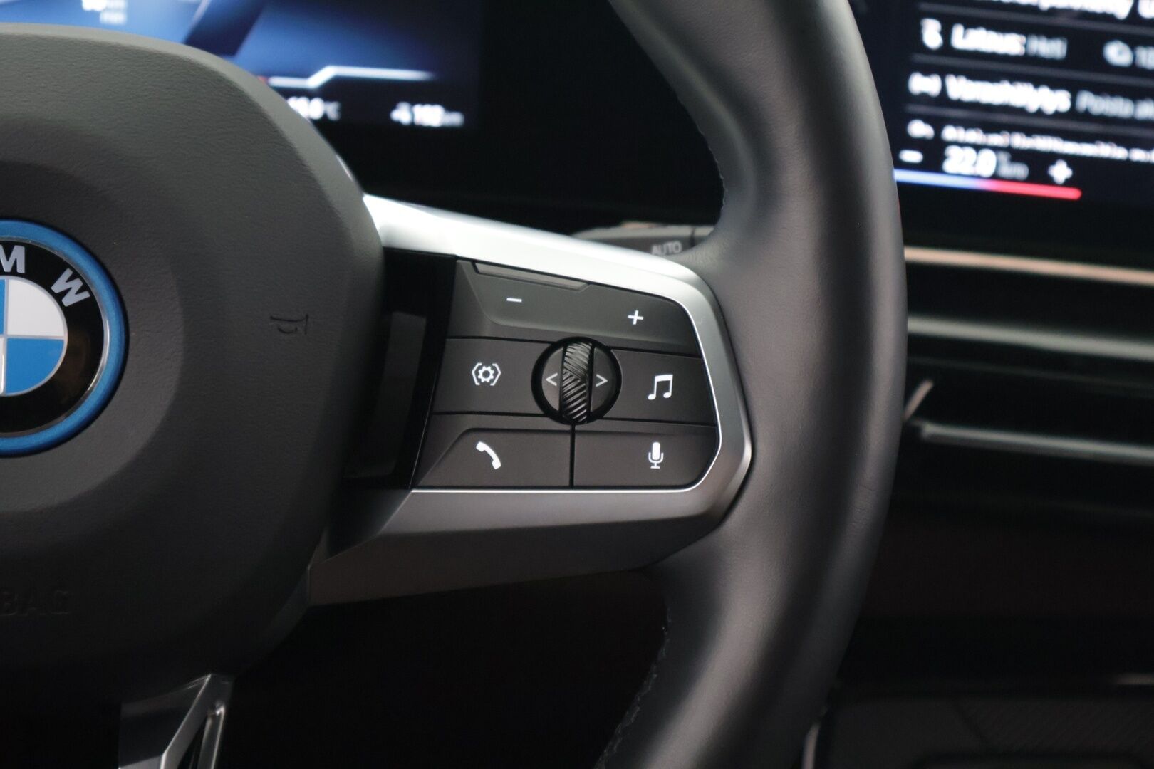 BMW iX1 2023 U11 30 xDrive - 3,99 % KORKOTARJOUS TÄHÄN AUTOON - 31.5. ASTI! - Adapt. Vakkari / 360° / HUD / Harman/Kardon / Sporttinahat / Adapt. Ledit / Ratinlämmitin / Comfort Access / 2x renkaat / Kaistavahti